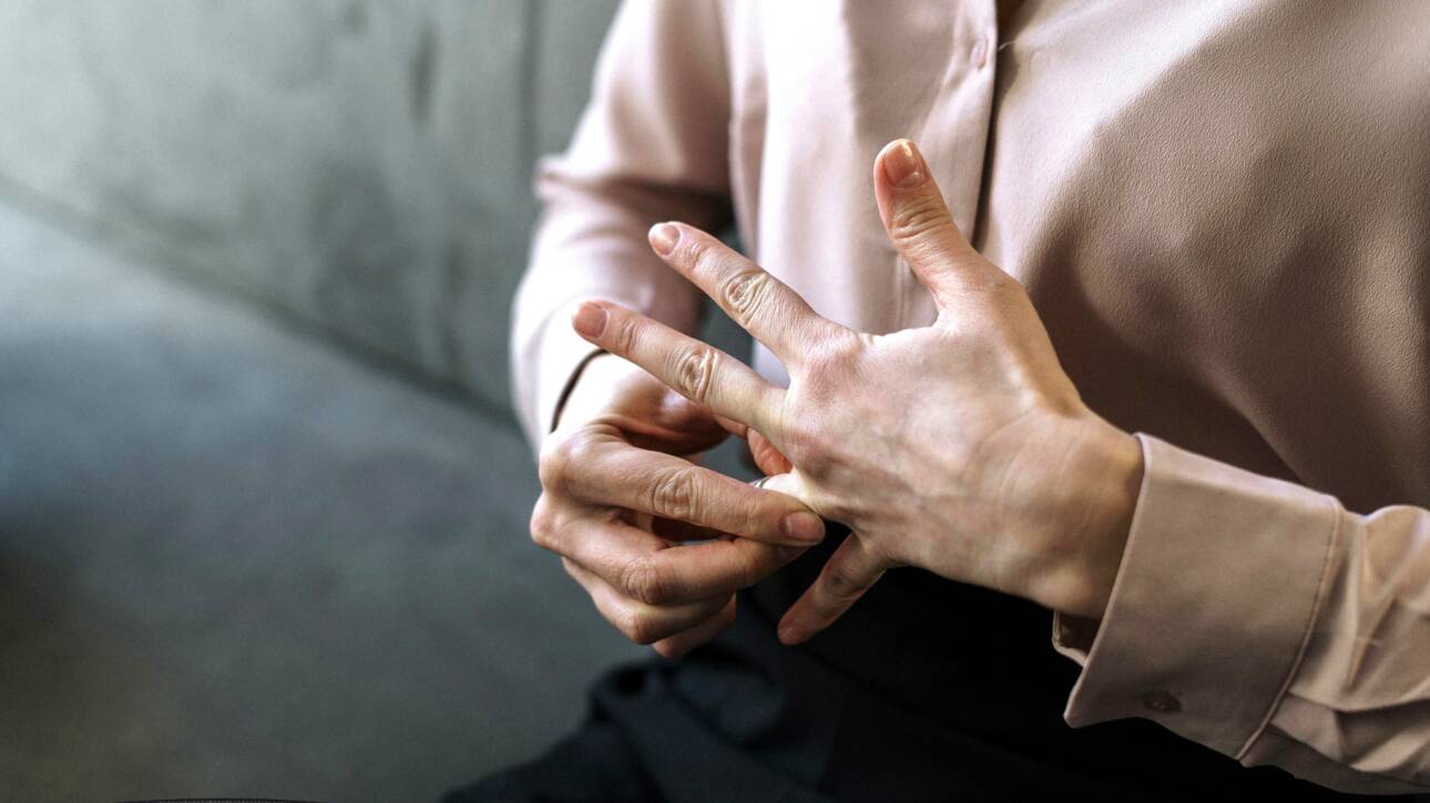 Lady with pain in her hand